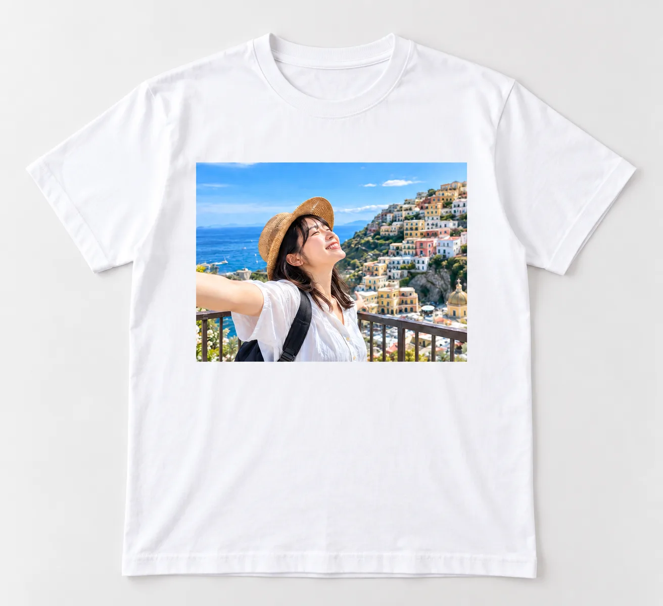 同じ旅行写真を胸元に配置した白いオリジナルTシャツのデザイン例